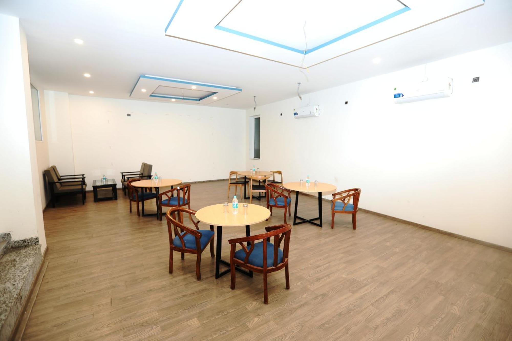 Hotel Noida Grand Sec 58 외부 사진