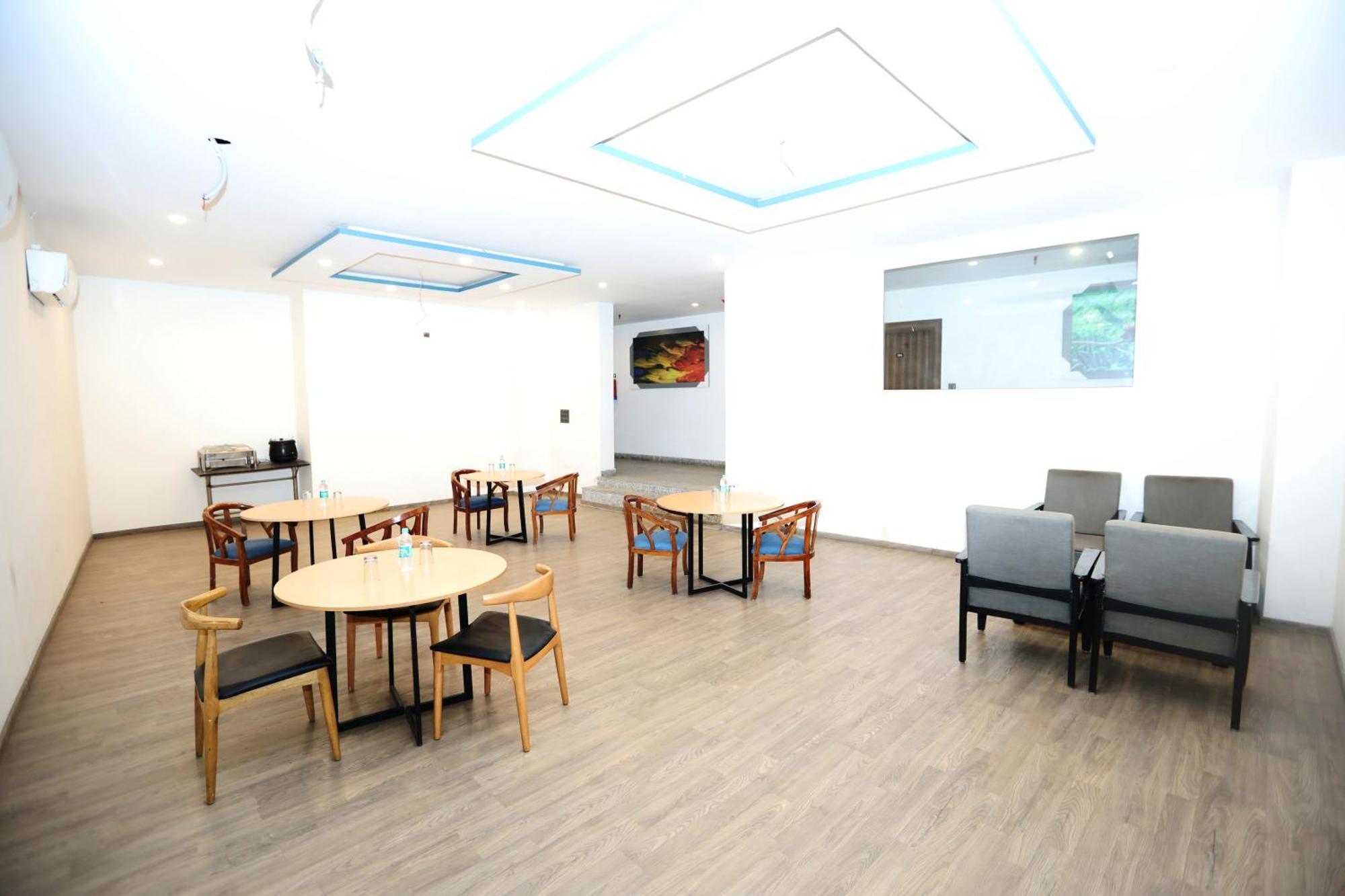 Hotel Noida Grand Sec 58 외부 사진