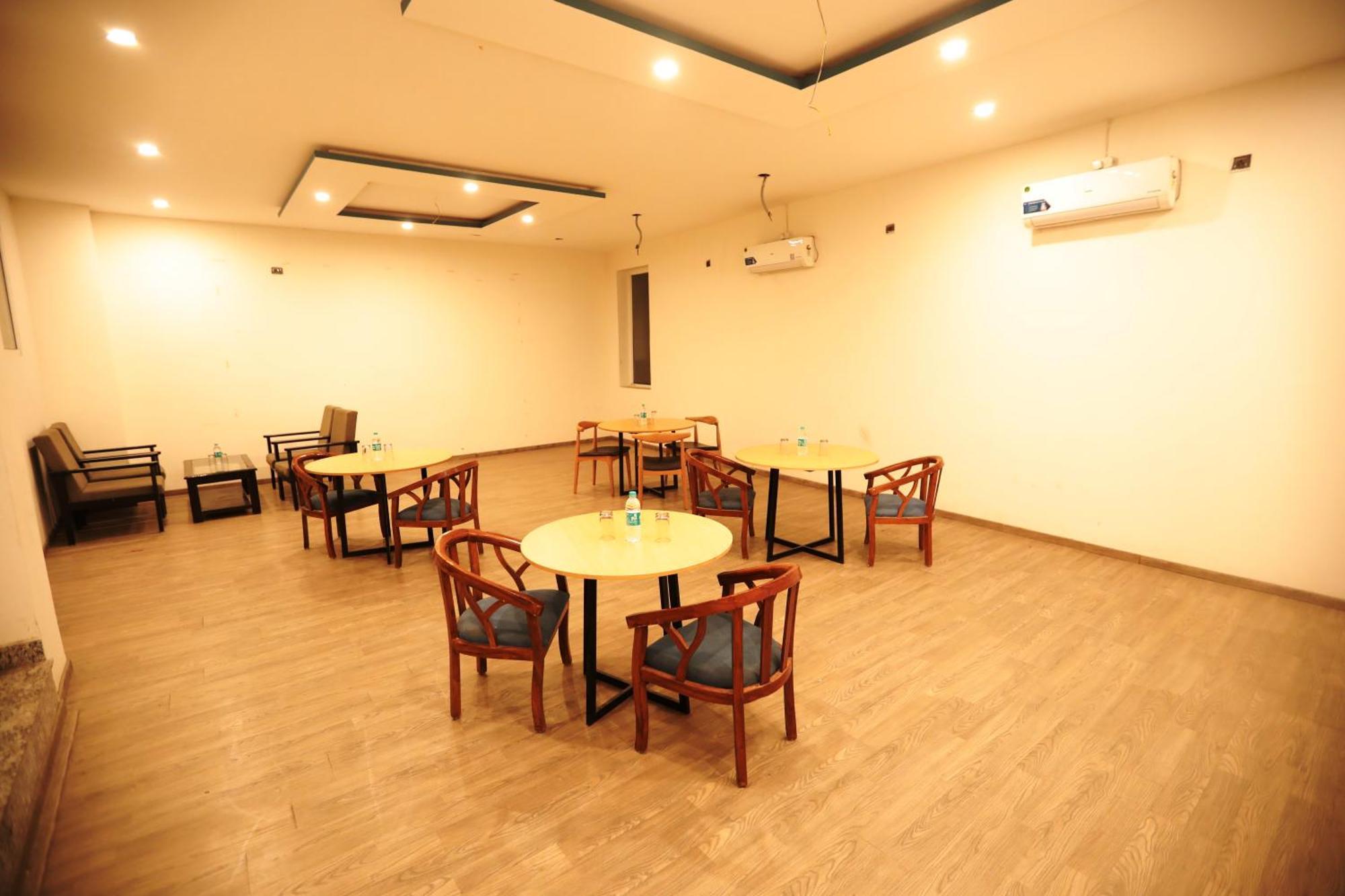 Hotel Noida Grand Sec 58 외부 사진