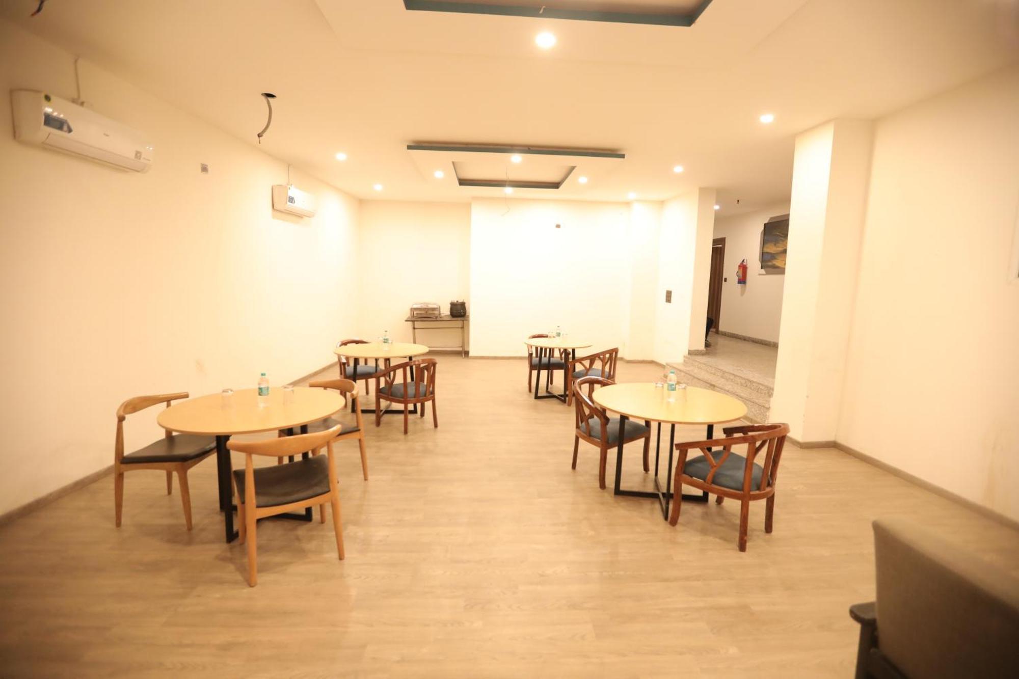 Hotel Noida Grand Sec 58 외부 사진