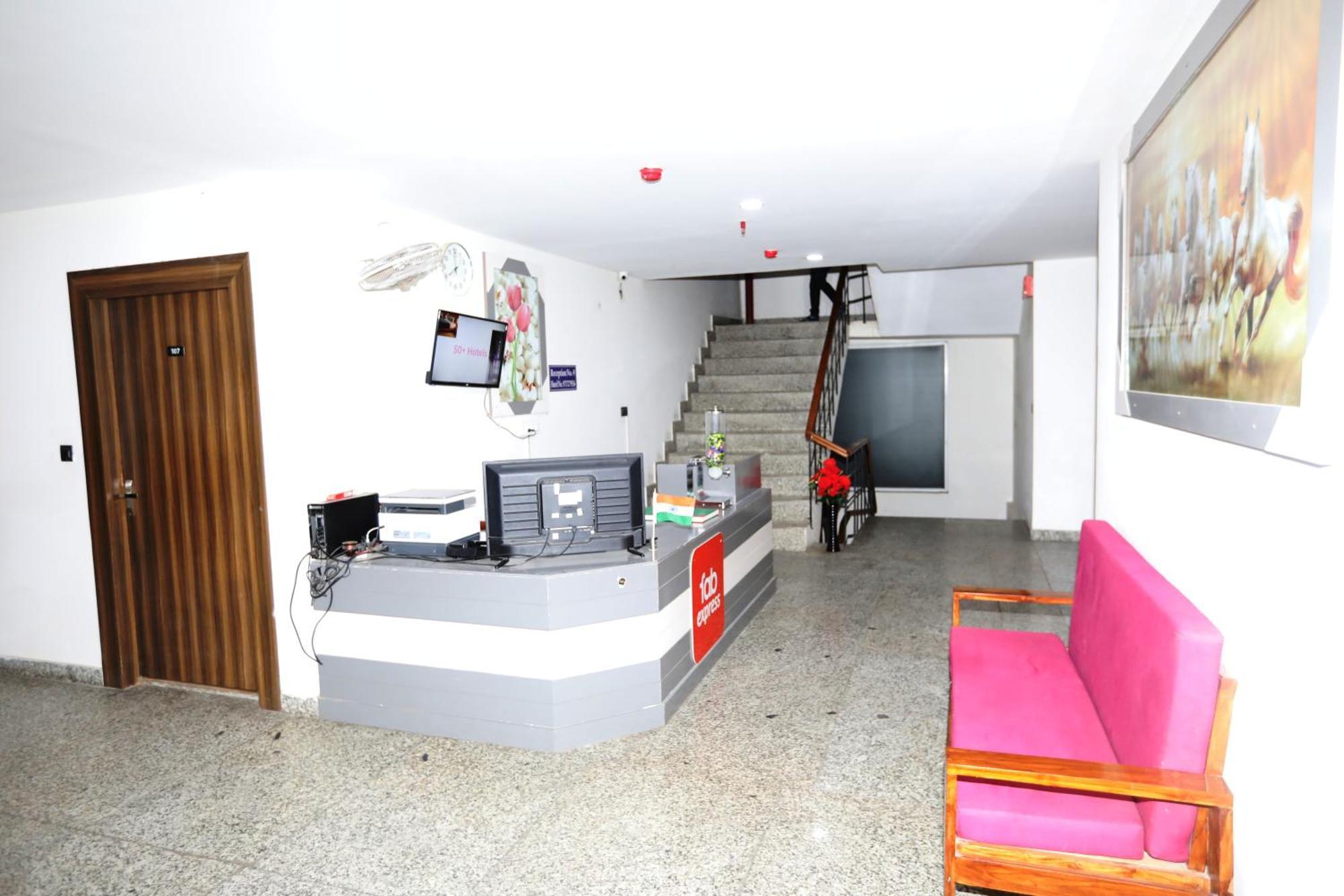 Hotel Noida Grand Sec 58 외부 사진